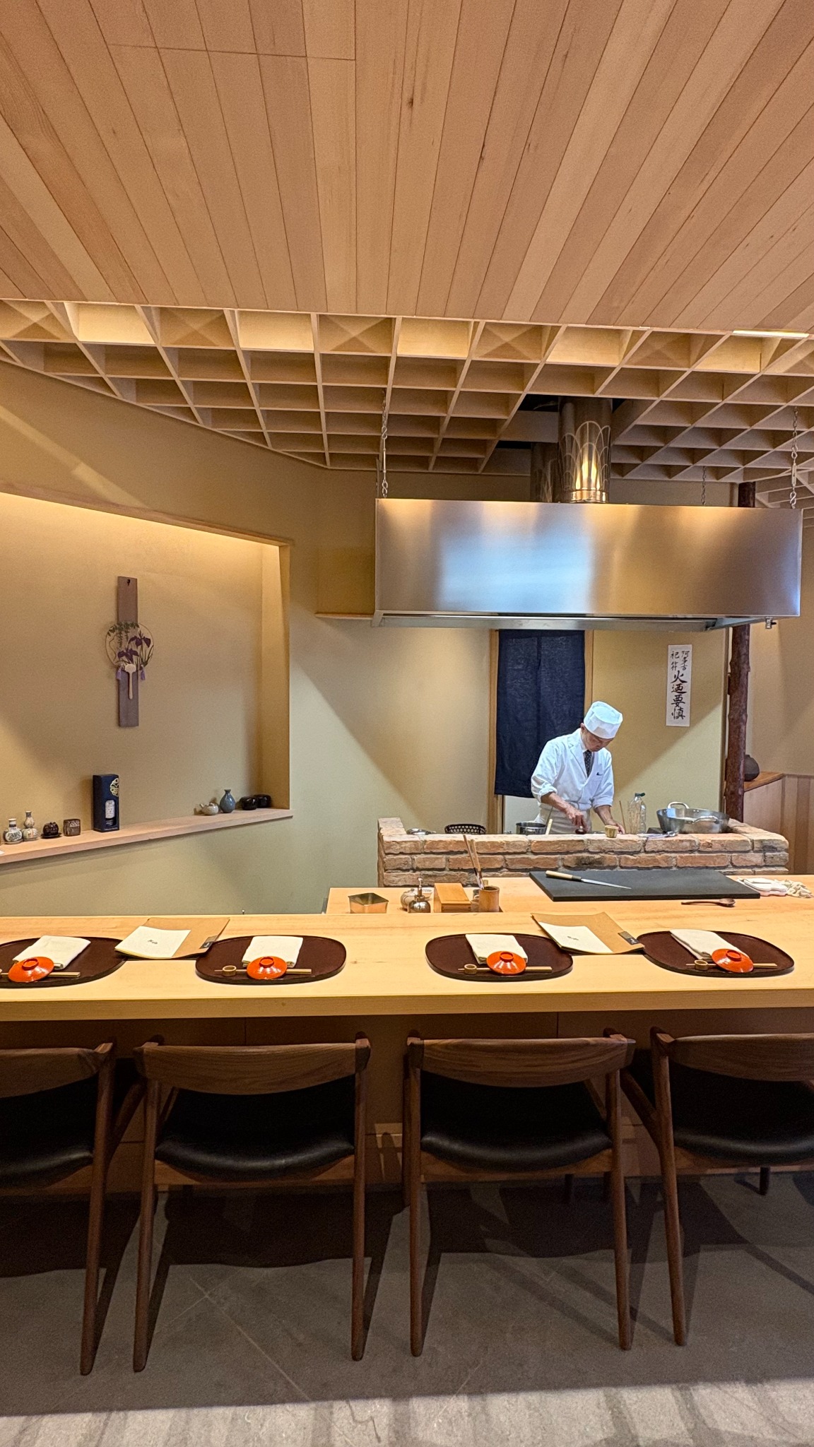 Interno di MukuKyoto, ristorante giapponese a Milano con bancone e chef