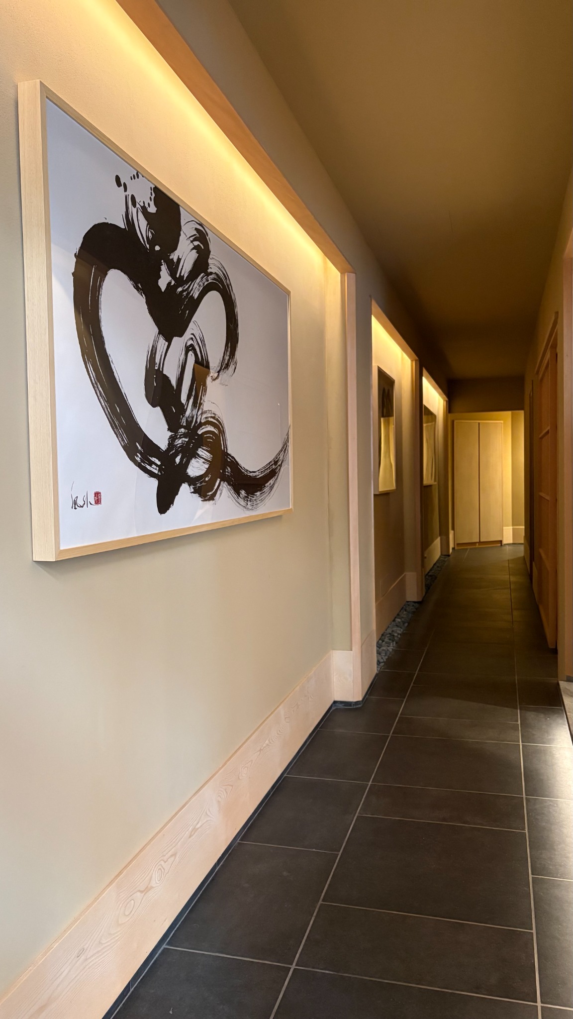 Dettaglio dell'interno di MukuKyoto con calligrafia giapponese
