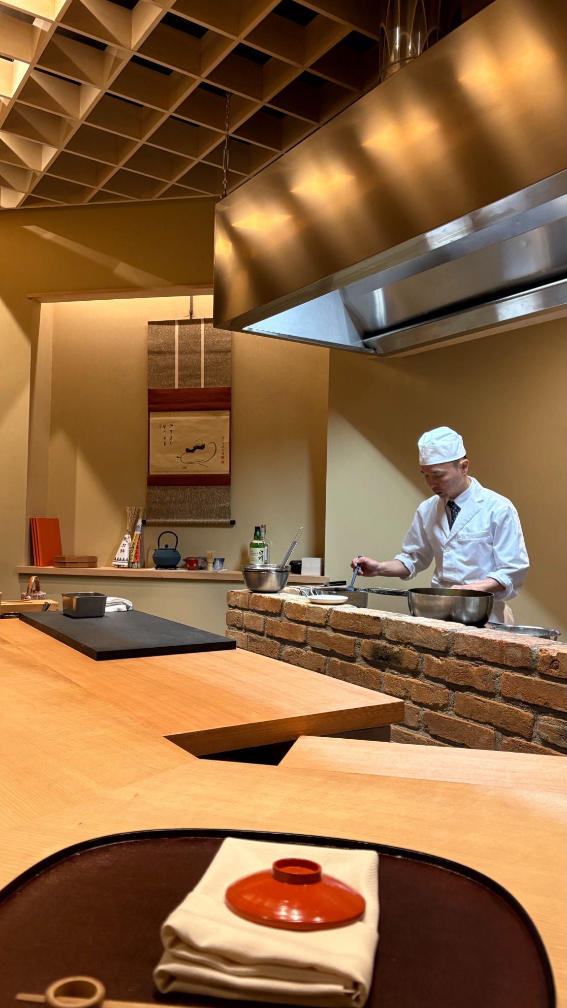 Chef di MukuKyoto al lavoro al bancone