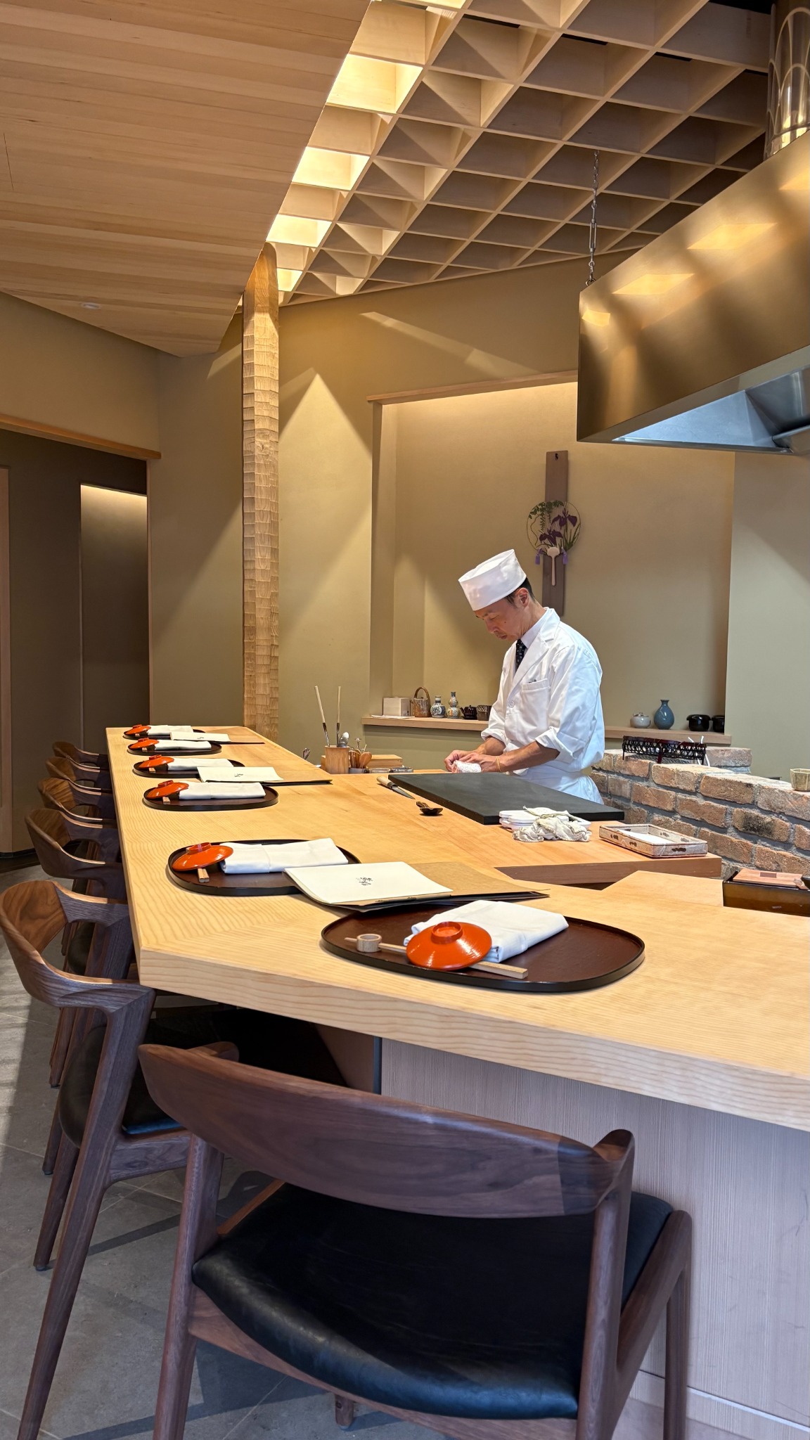 Bancone di MukuKyoto con chef al lavoro